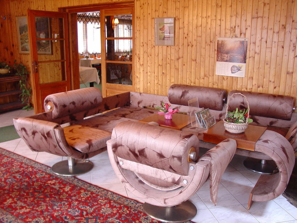 Lovecky Hotel Jivak Loučeň Buitenkant foto